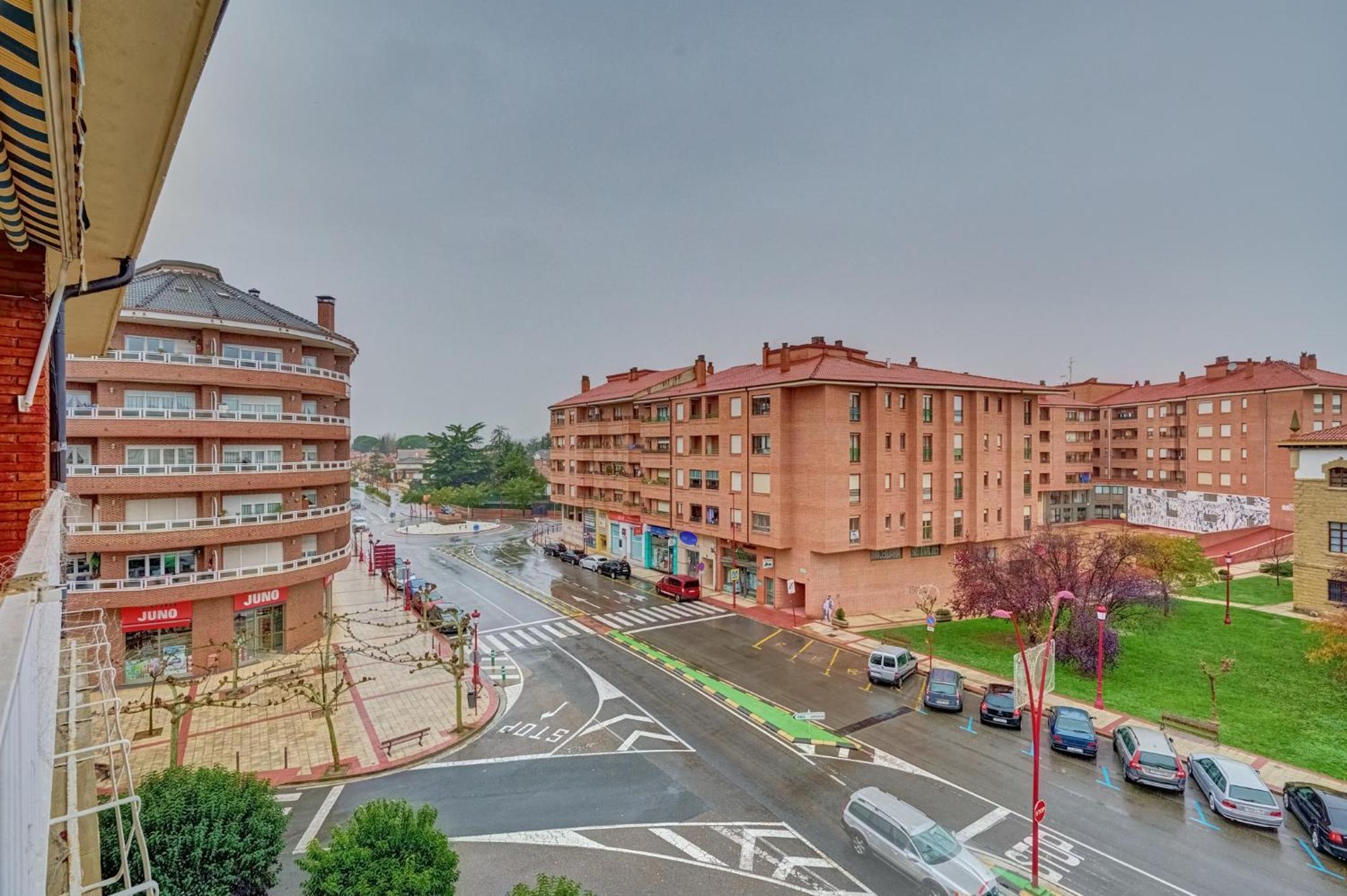 Chestnut By Clabao Apartment Haro Bagian luar foto