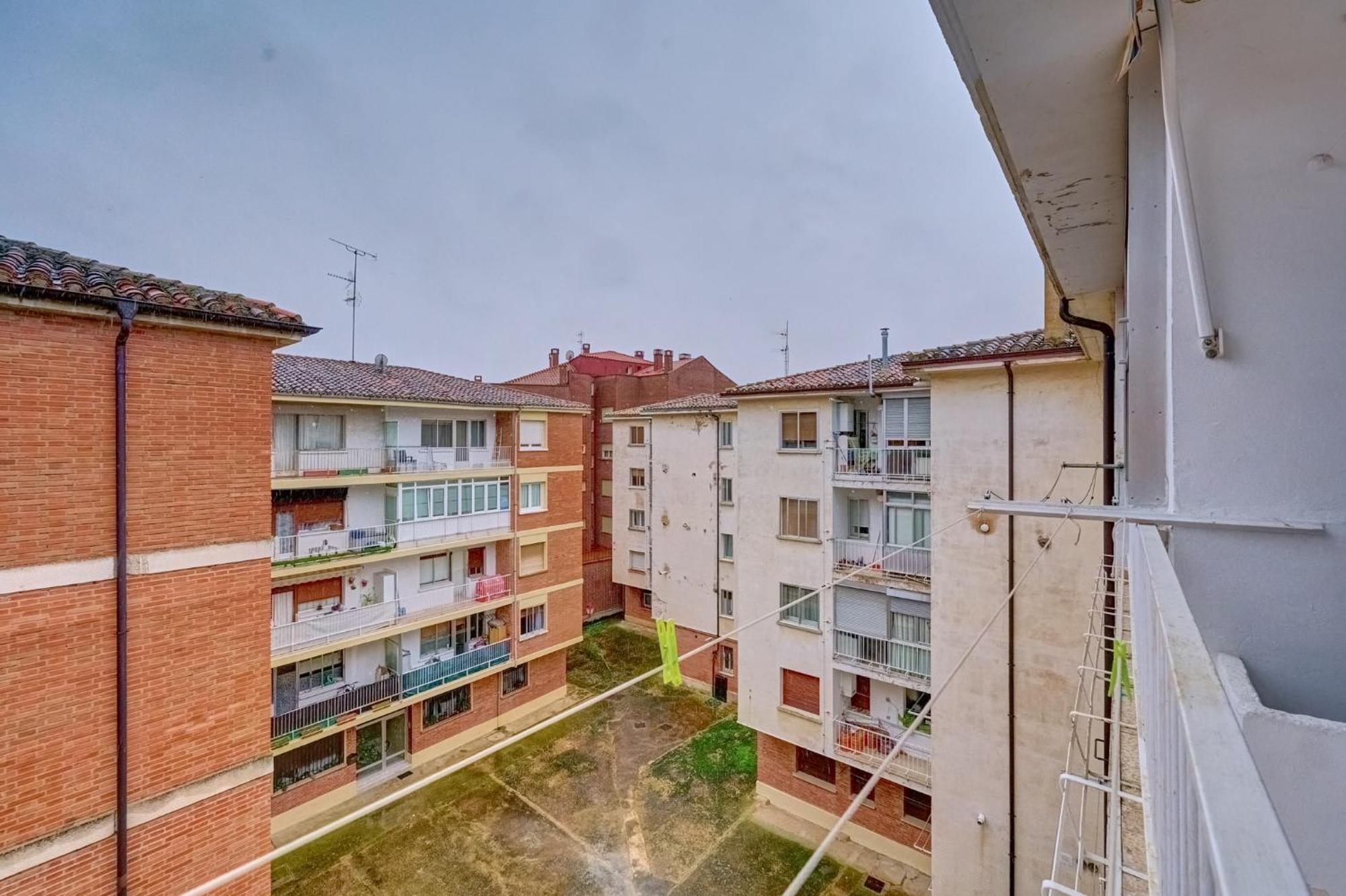 Chestnut By Clabao Apartment Haro Bagian luar foto